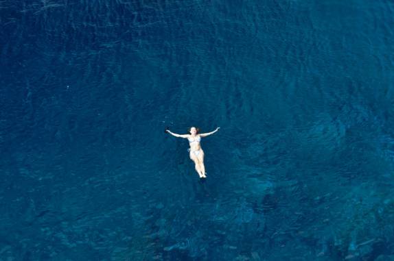 Delicioso mergulho nas águas azuis do mar ao sul da Big Island, no Havaí